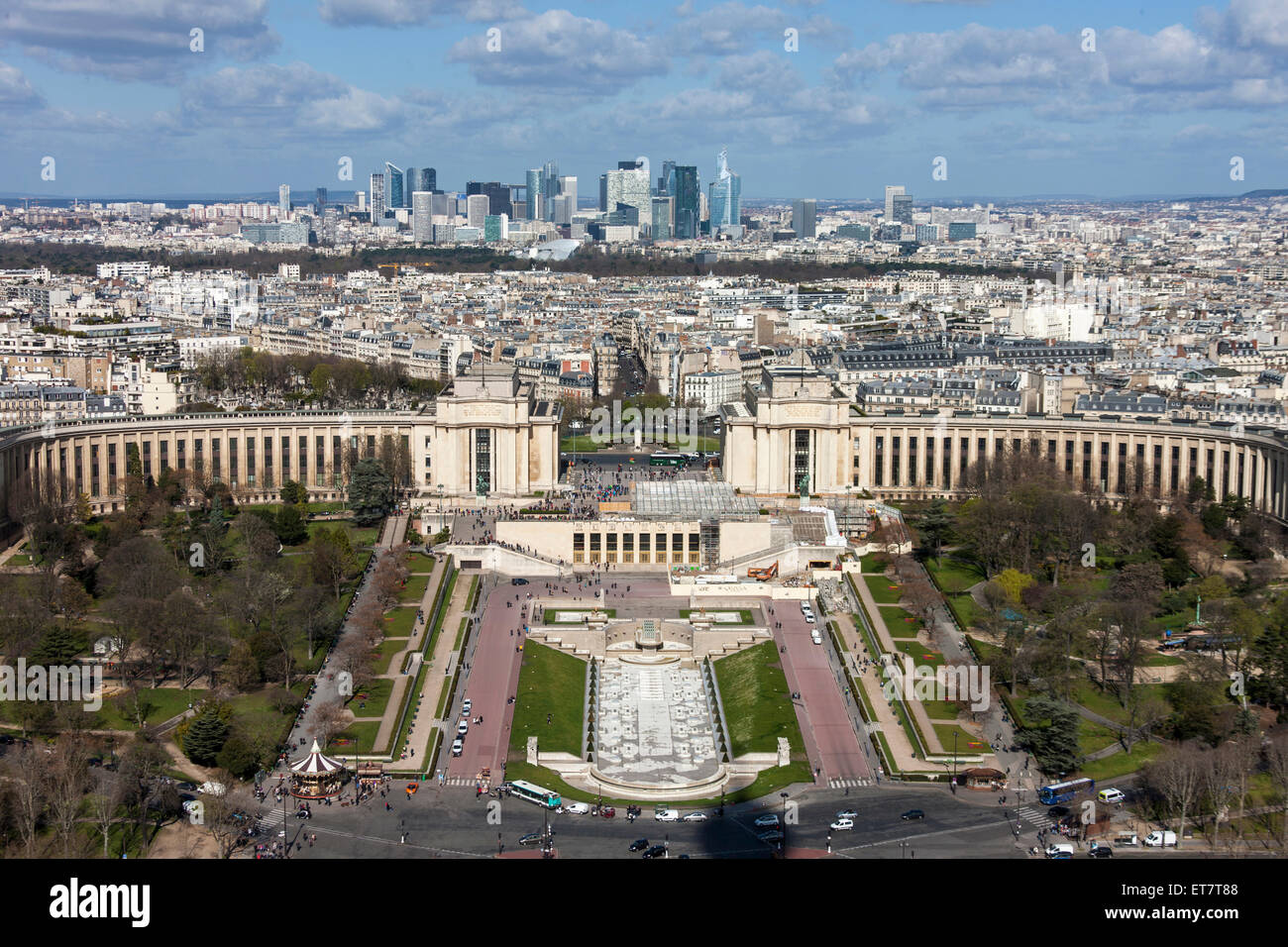 Erhöhte Ansicht des Trocadero-Gärten und Stadtbild gegen bewölktem Himmel, Paris, Frankreich Stockfoto
