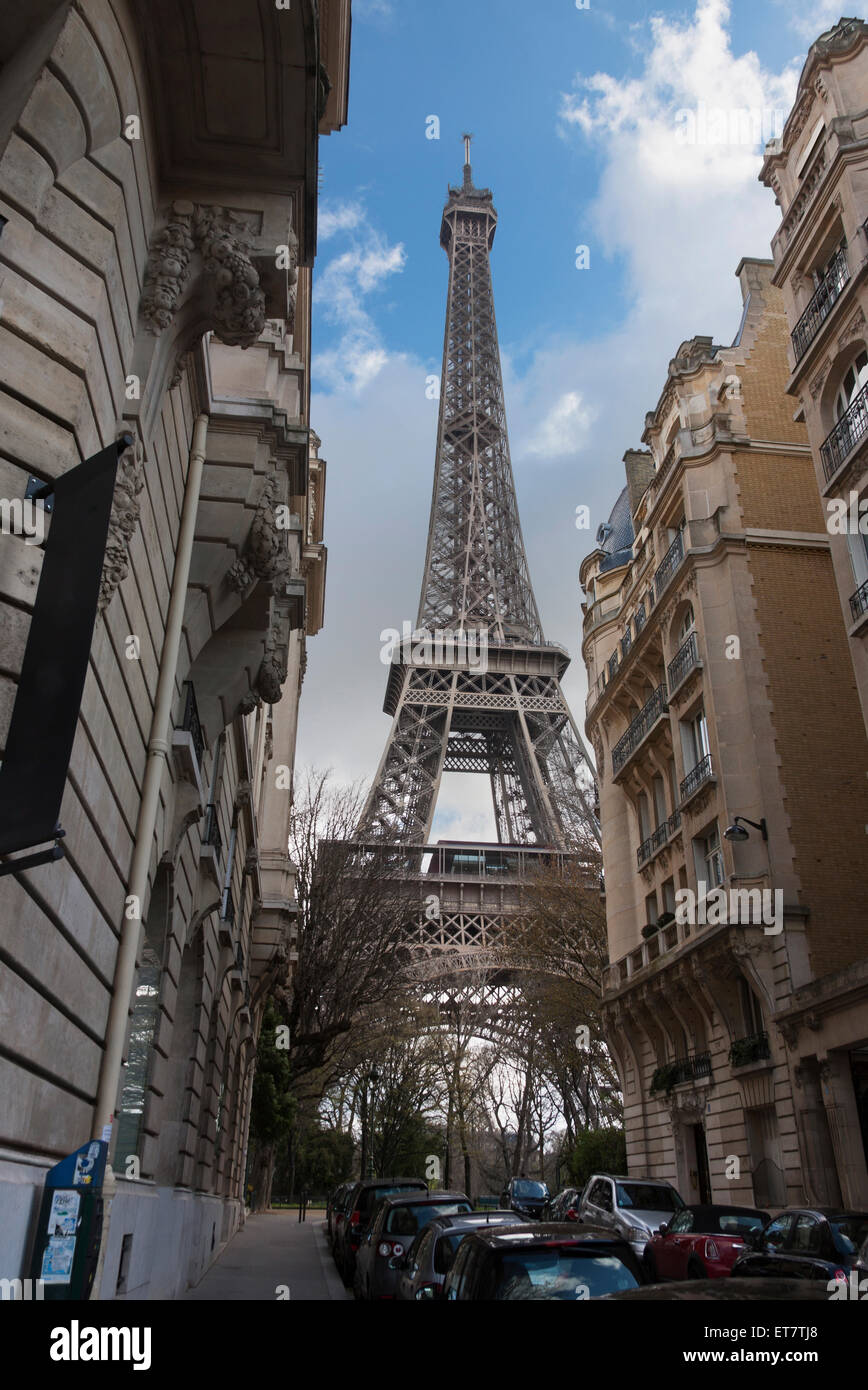 Niedrigen Winkel Blick auf Eiffelturm gegen bewölktem Himmel, Paris, Frankreich Stockfoto