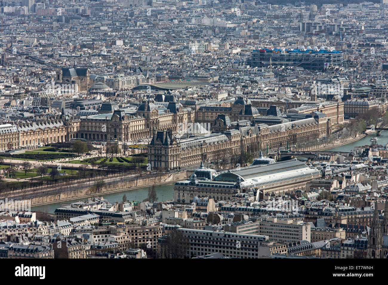 Erhöhte Ansicht der Pyramide du Louvre, Paris, Frankreich Stockfoto