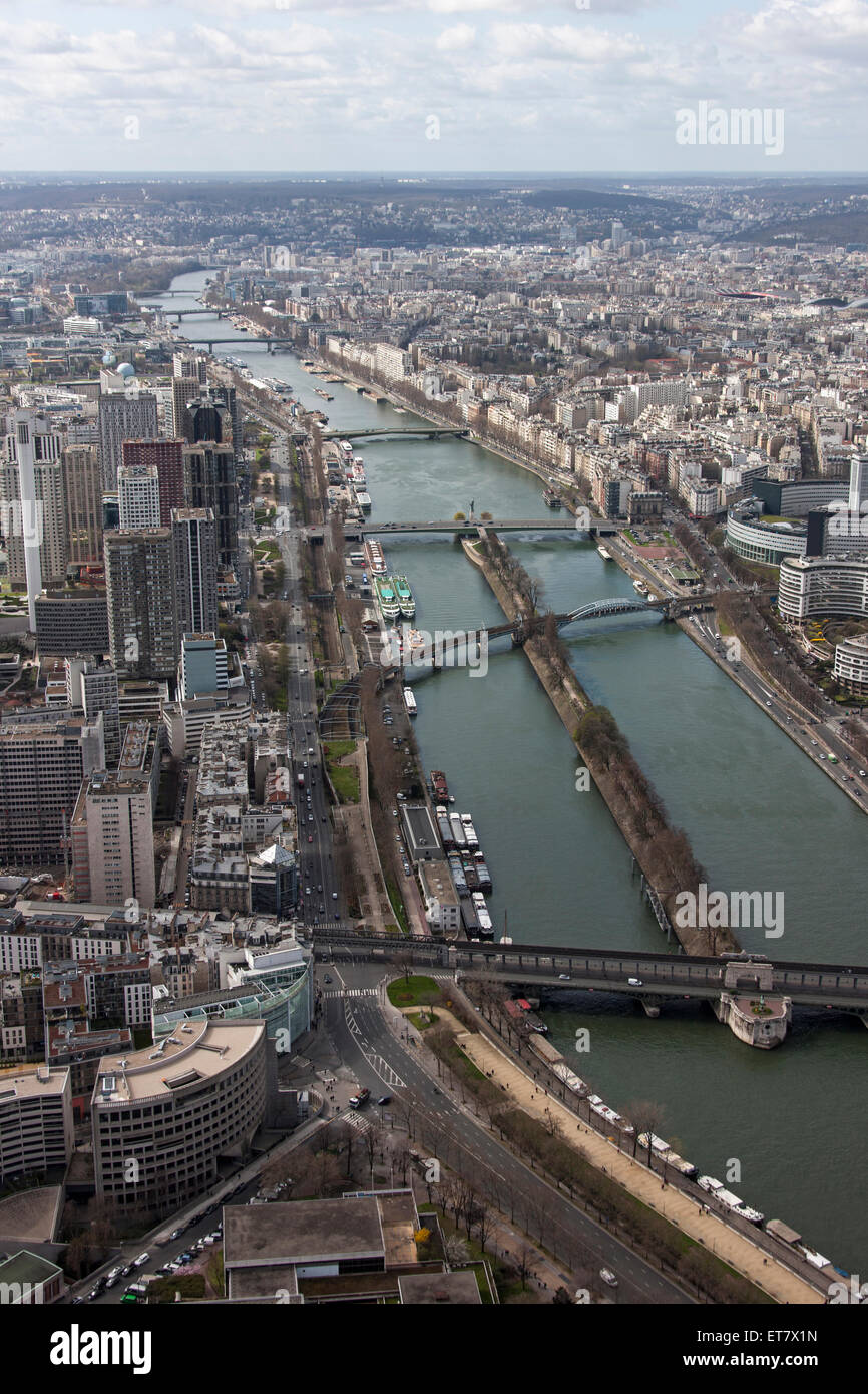 Luftaufnahme eines Flusses durch eine Stadt, Seineufer, Paris, Frankreich Stockfoto