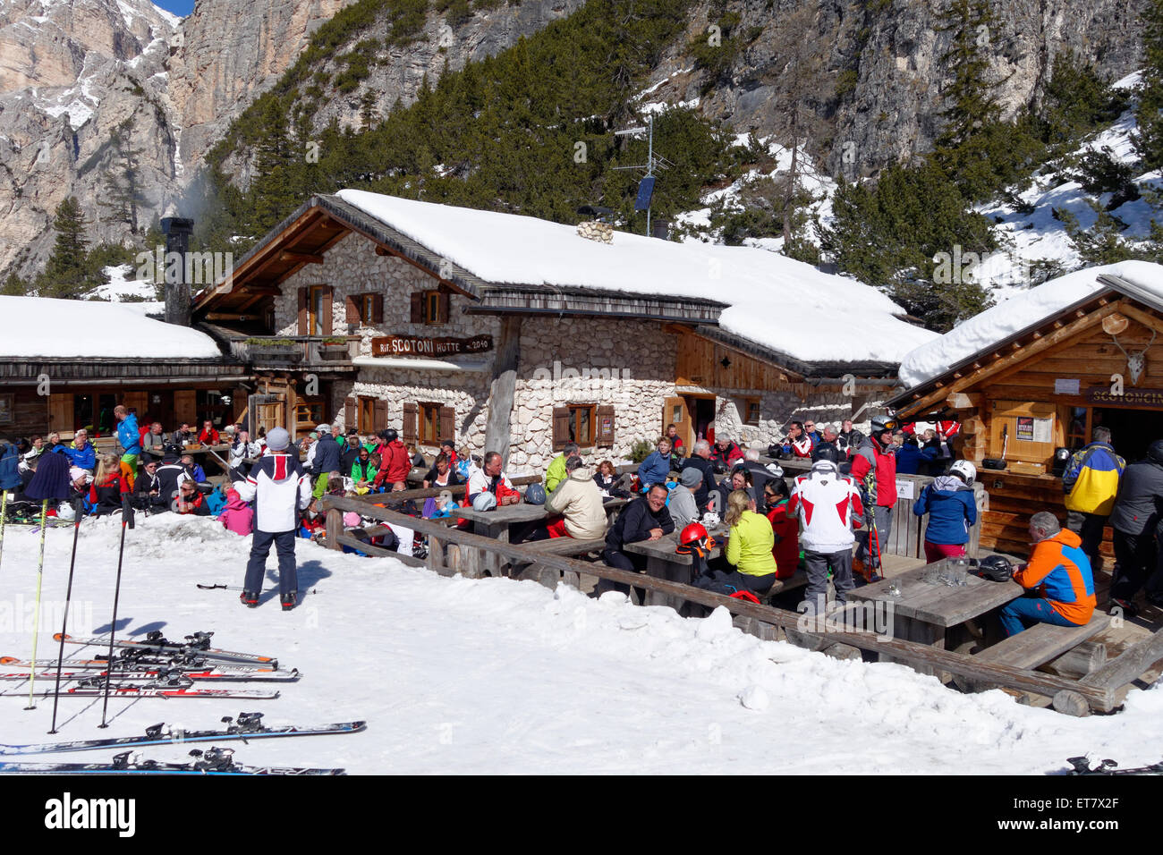 Rifugio Scotoni Hütte im Winter Skifahrer, Alpe Lagazuoi, San Cassiano, Dolomiten, Südtirol, Alto Adige, Italien Stockfoto