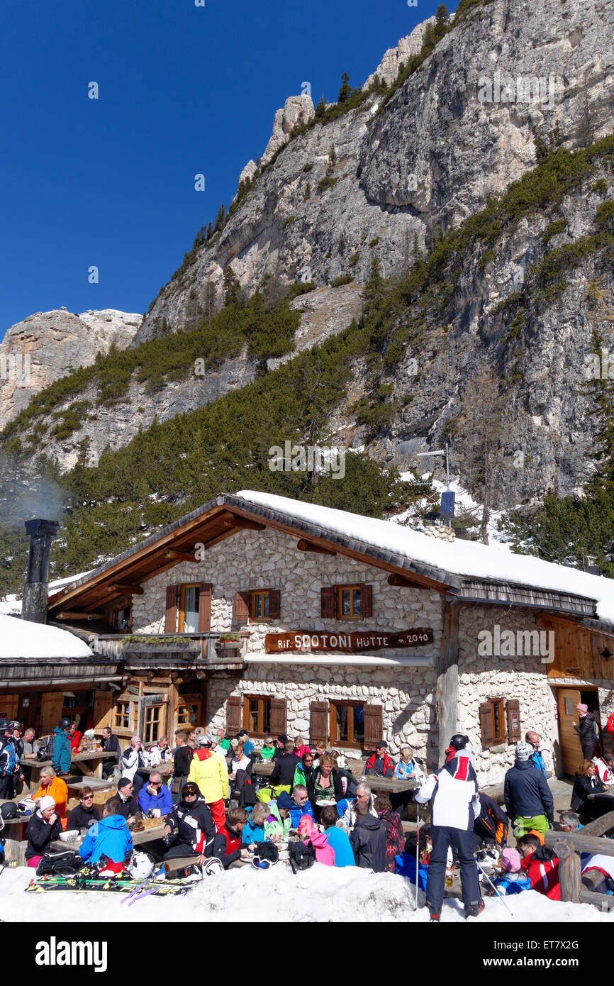 Rifugio Scotoni Hütte im Winter Skifahrer, Alpe Lagazuoi, San Cassiano, Dolomiten, Südtirol, Alto Adige, Italien Stockfoto