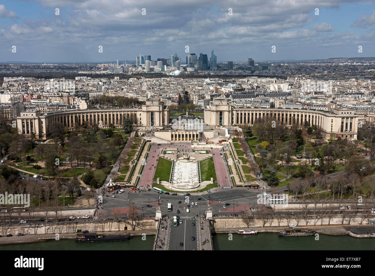 Erhöhte Ansicht des Trocadero-Gärten und Stadtbild gegen bewölktem Himmel, Paris, Frankreich Stockfoto