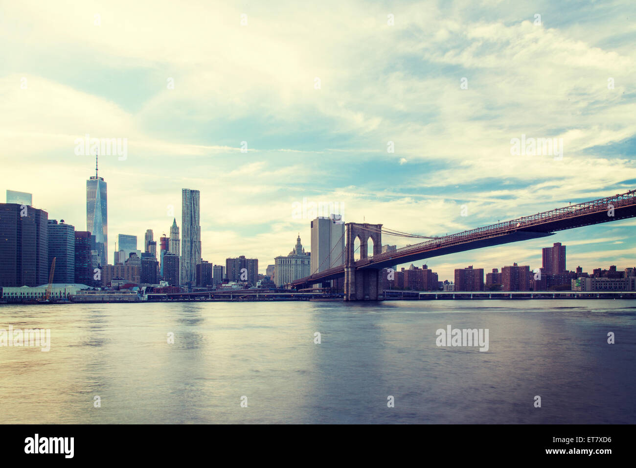 East River mit Brookyln Bridge in New York City Stockfoto