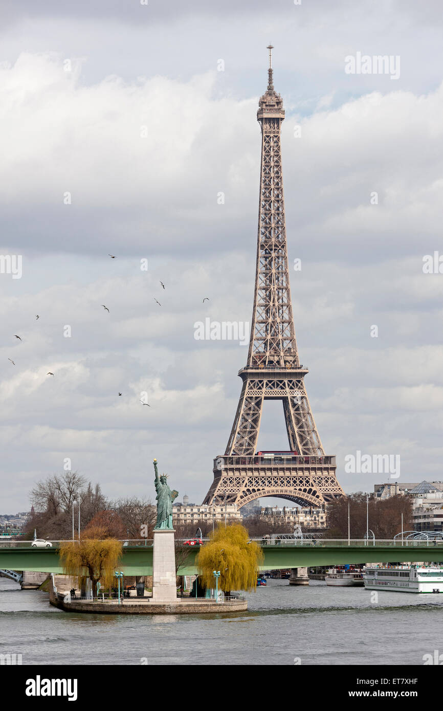 Replik der Statue of Liberty in der Nähe von Pont Grenelle mit Eiffelturm im Hintergrund, Paris, Frankreich Stockfoto