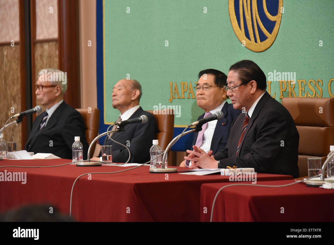 Tokio, Japan. 12. Juni 2015. Vier ehemalige Mitglieder der Liberal-Demokratischen Partei Stimme ihren Widerstand gegen die staatlich geförderten Sicherheits-Rechnungen während einer gemeinsamen Pressekonferenz vor dem Japan National Press Club in Tokio auf Freitag, 12. Juni 2015. Alle vier alten Jungs haben etwas gemeinsam - sie haben etwas zu sagen über alles, besonders, wenn es darum, die Reinterpretion der Verfassung von Premierminister Shinzo Abe geht, der Regierung, Streitkräfte im Ausland in kollektiven Selbstverteidigung zu versenden. Bildnachweis: Aflo Co. Ltd./Alamy Live-Nachrichten Stockfoto