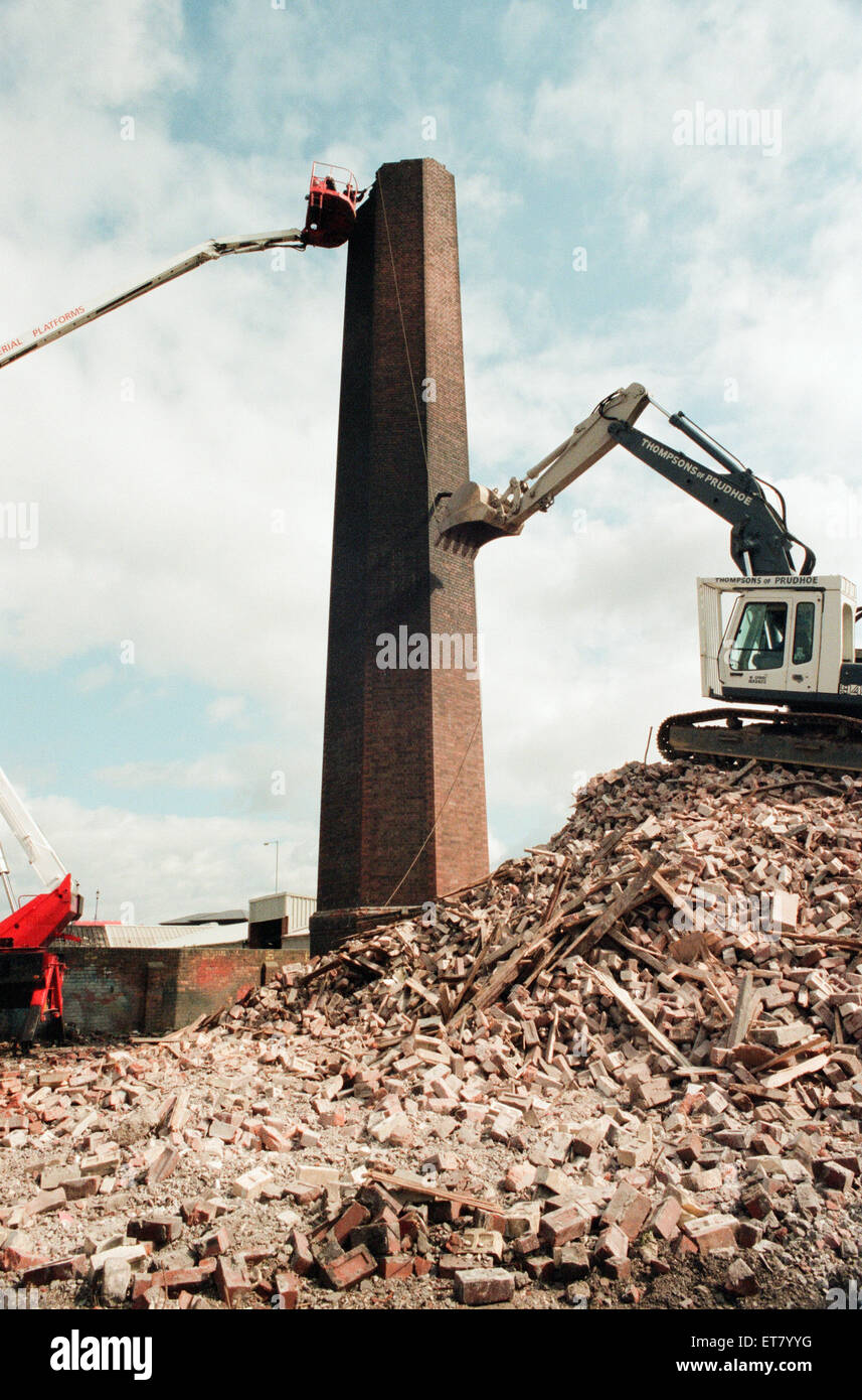 Arbeiter beschäftigt klopfen durch den Schornstein im alten Straßenbahn generieren House im Bootshaus Lane, Stockton, 21. April 1995. Stockton letzte Glied mit der Straßenbahn. Stockfoto