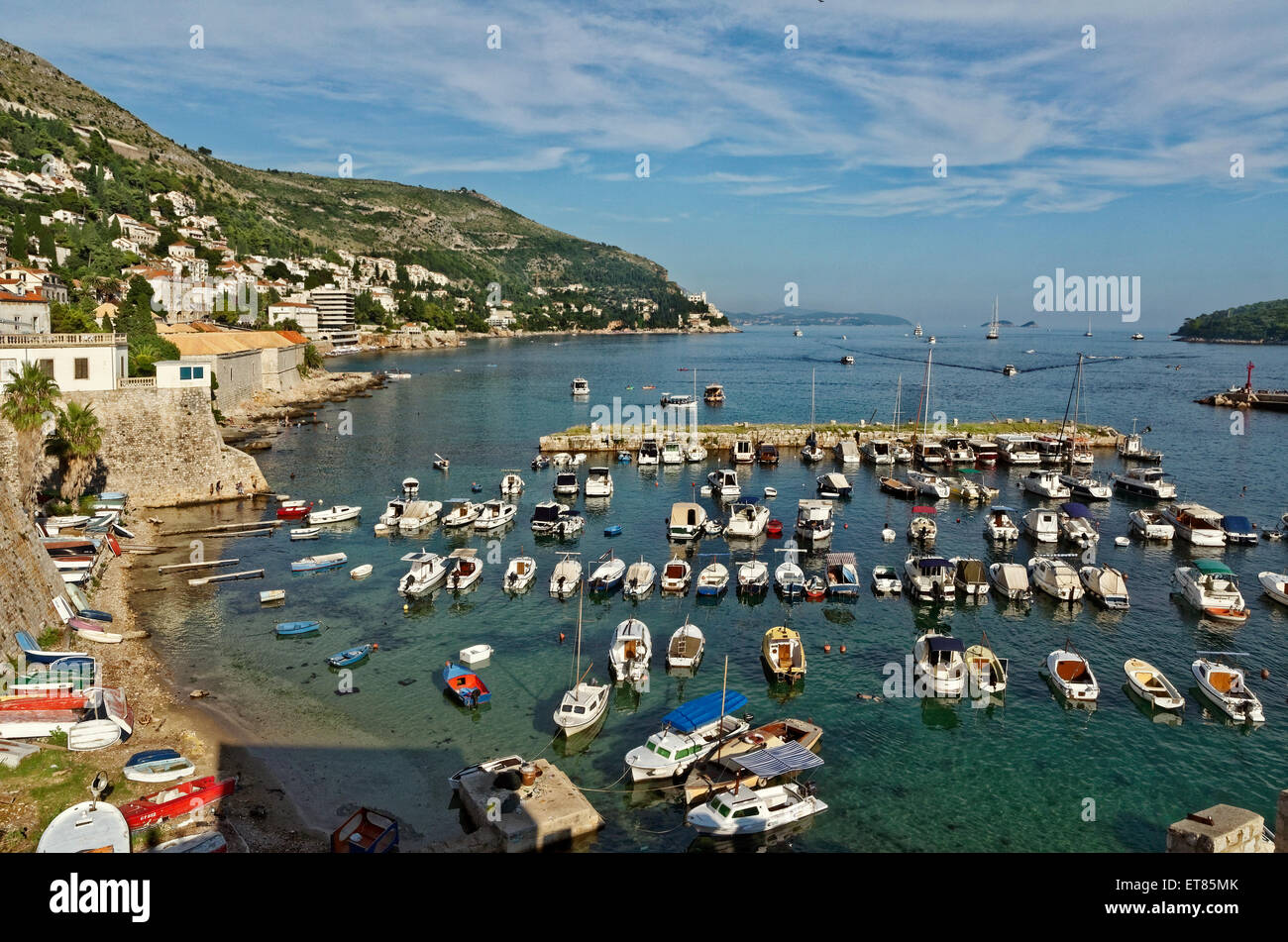 Alten Hafen betrachtet von der Stadtmauer in Dubrovnik Altstadt an der Dalamatian Küste von Kroatien, Adria. Stockfoto