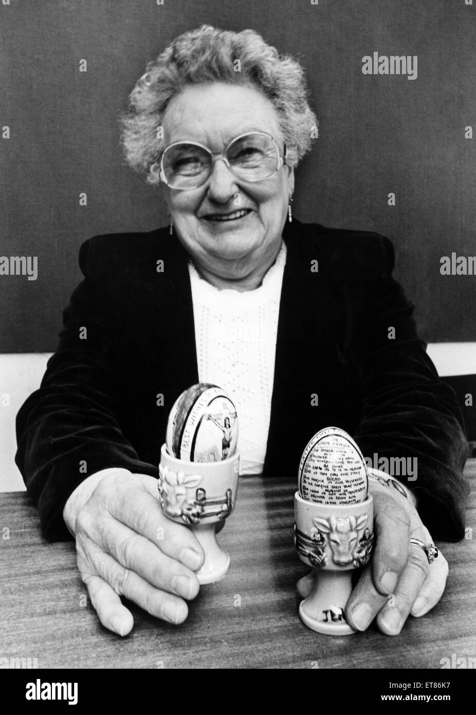 Seit 10 Jahren haben zwei wunderschön bemalte Ostereier Rentner Elsie Whitby viel Freude gegeben. Die Eizellen, verziert mit Szenen der Kreuzigung, wurden von einem ehemaligen Kollegen an ihren verstorbenen Ehemann Arthur gegeben. Sie waren handgemalt von Nordkrater gewesen. Stockfoto