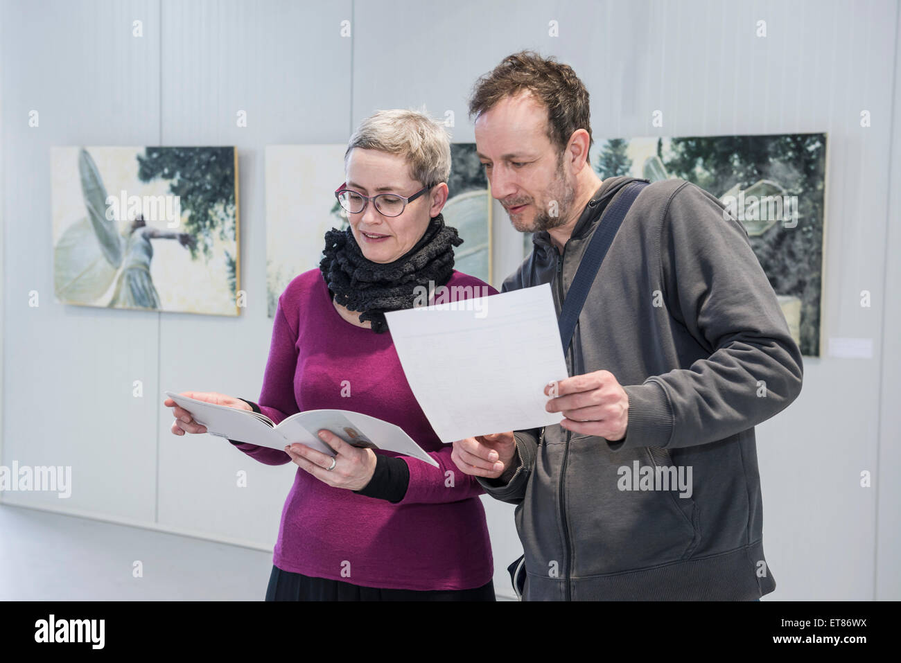 Besucher betrachten Broschüren in eine Art Galerie, Bayern, Deutschland Stockfoto