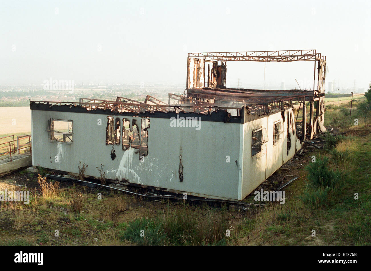 Ein Feuer brannte völlig Eston Skidorf Gebäude. 22. August 1996. Stockfoto