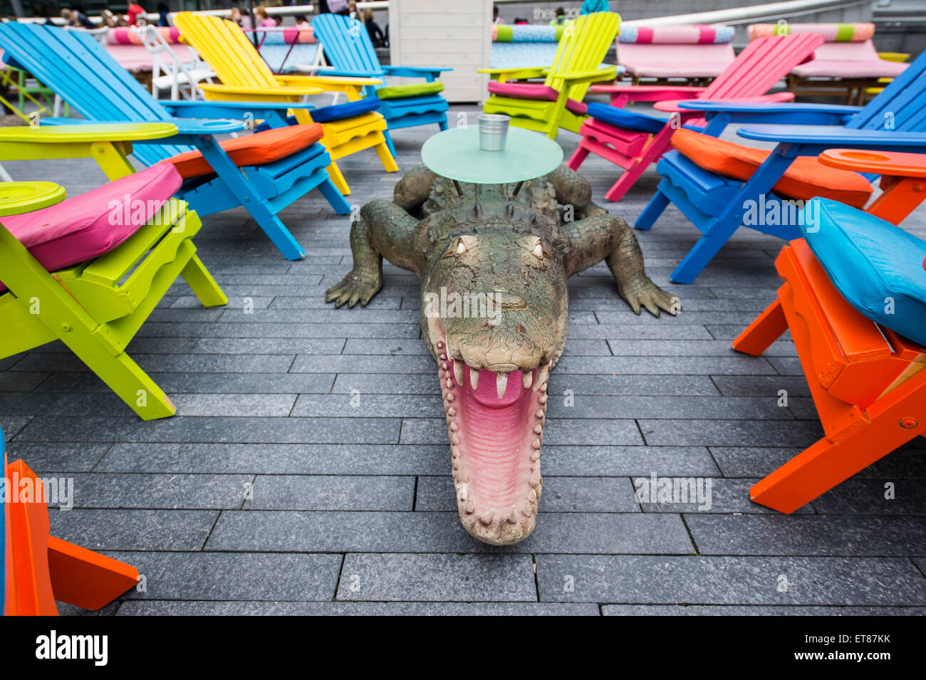 Pop-up-Café neben dem Rathaus in London mit bunten Möbeln London Riviera Stockfoto