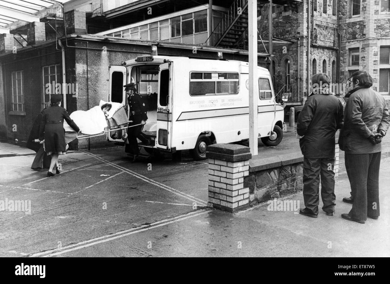 Markante South Glamorgan Krankenwagenfahrer diensthabenden Streikposten sehen St. John Ambulance Freiwilligen entladen ein Patienten an Cardiff Royal Infirmary. 22. März 1979. Stockfoto