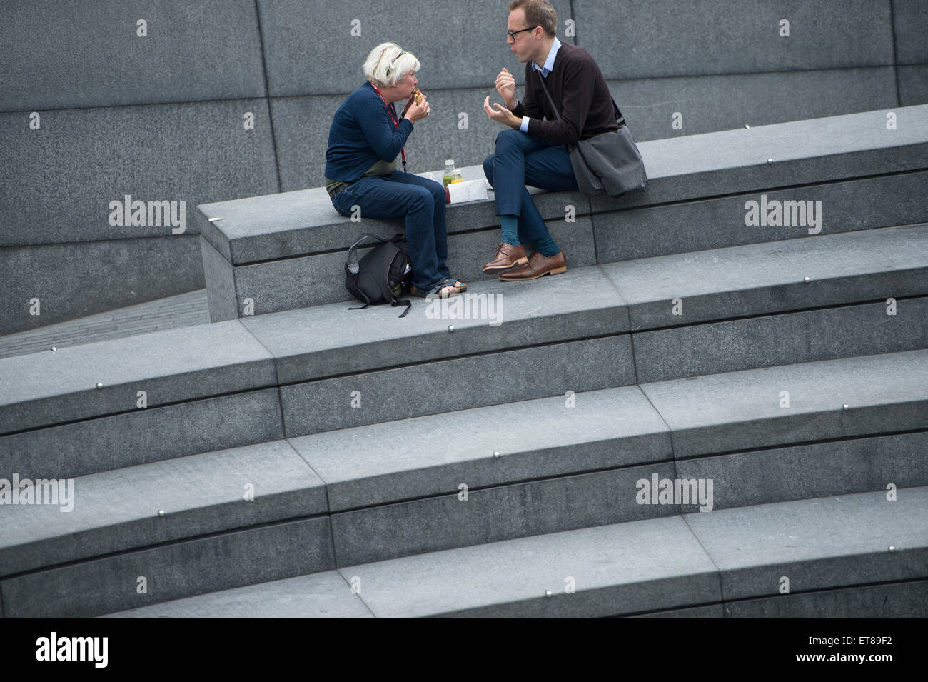 Zwei Personen mit Mittagessen in London Stockfoto