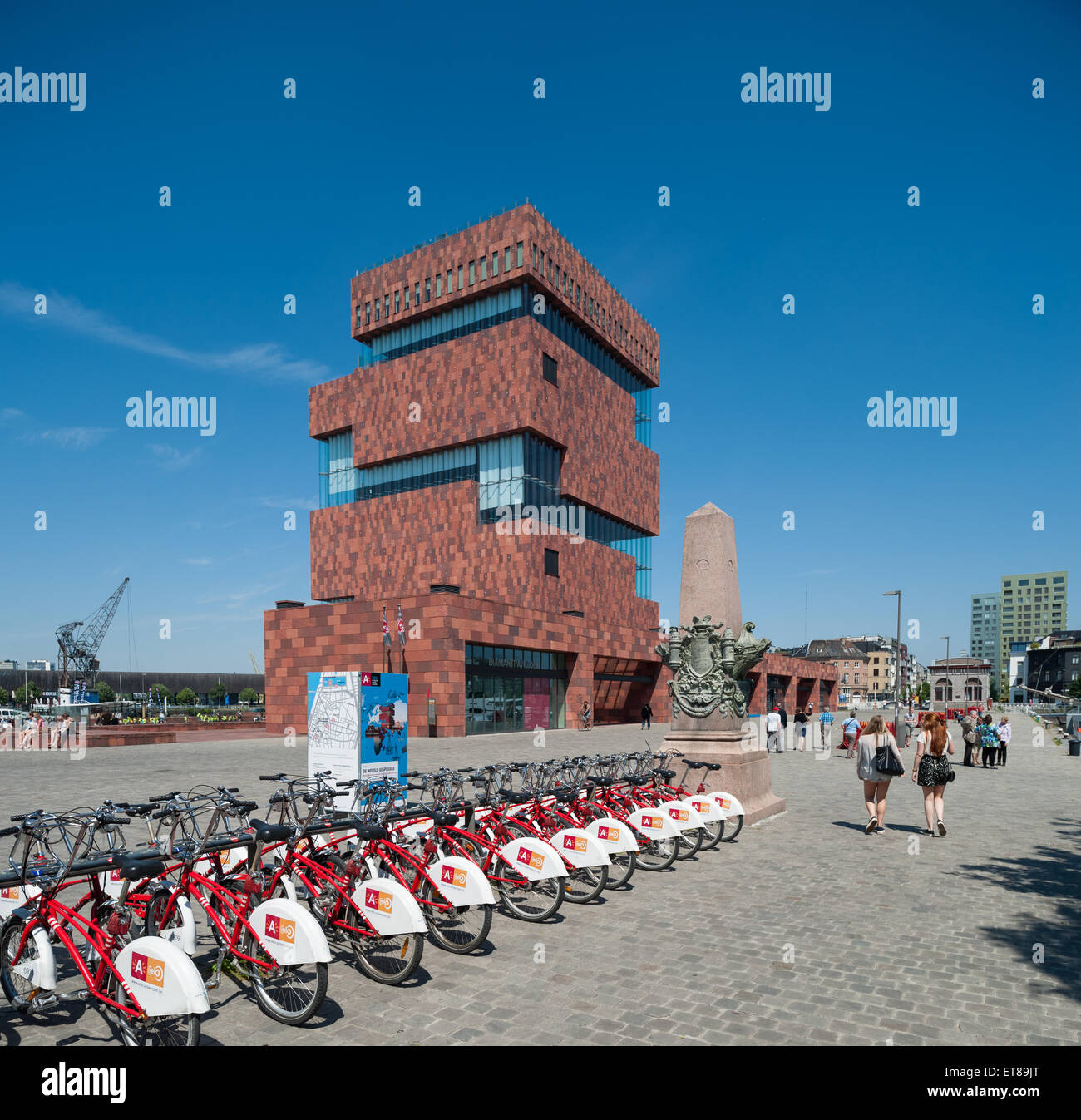 Belgien, Antwerpen, Velo-Bike-Station vor der MAS Stockfoto