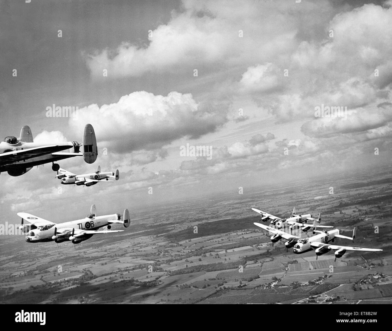 Avro Lancasters Bomber aus 35 Geschwader im Flug über die englische Landschaft. 29. Mai 1946. Stockfoto