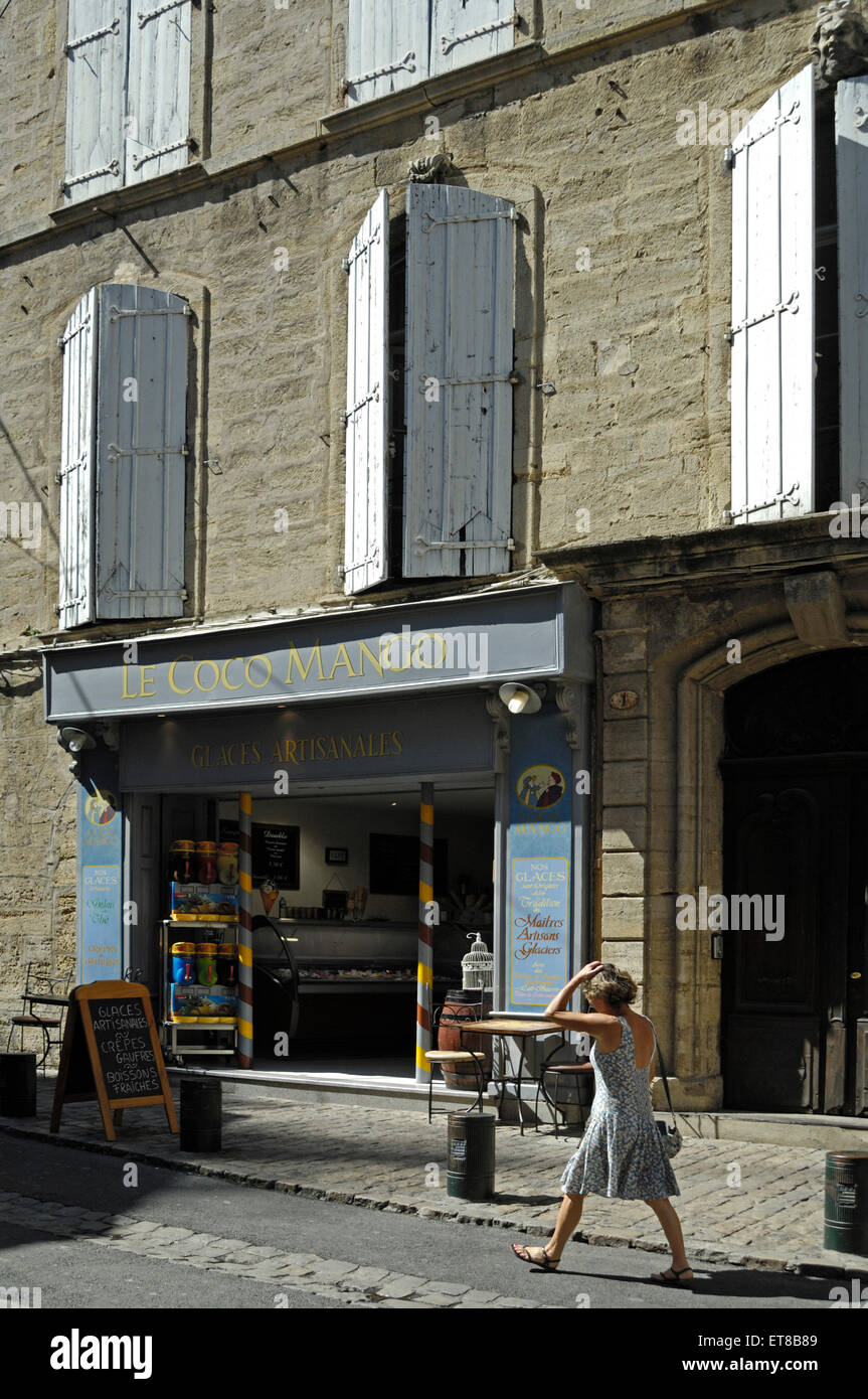Frau zu Fuß, Shop in Pezenas, Frankreich. Stockfoto