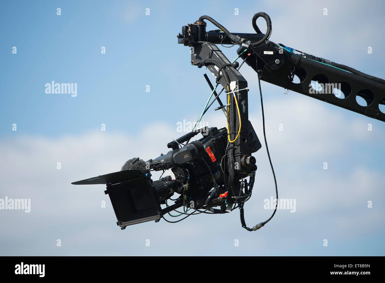 Fernseher TV-Kamera auf einem Ausleger an einem Sonnentag von Tower Bridge  in London Stockfotografie - Alamy