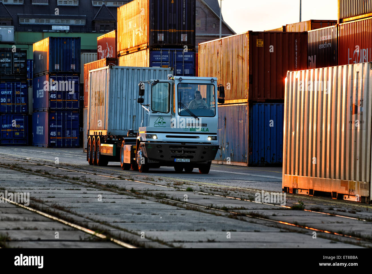Berlin, Deutschland, Elektro-LKW-Container-Terminal im Westhafen Stockfoto