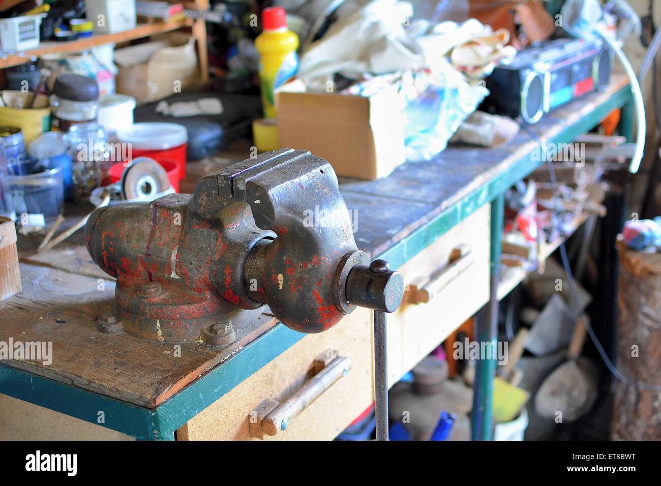 Unordentlich Tisch mit alten Metall rostig Laster und andere Werkzeuge in der Werkstatt. Stockfoto