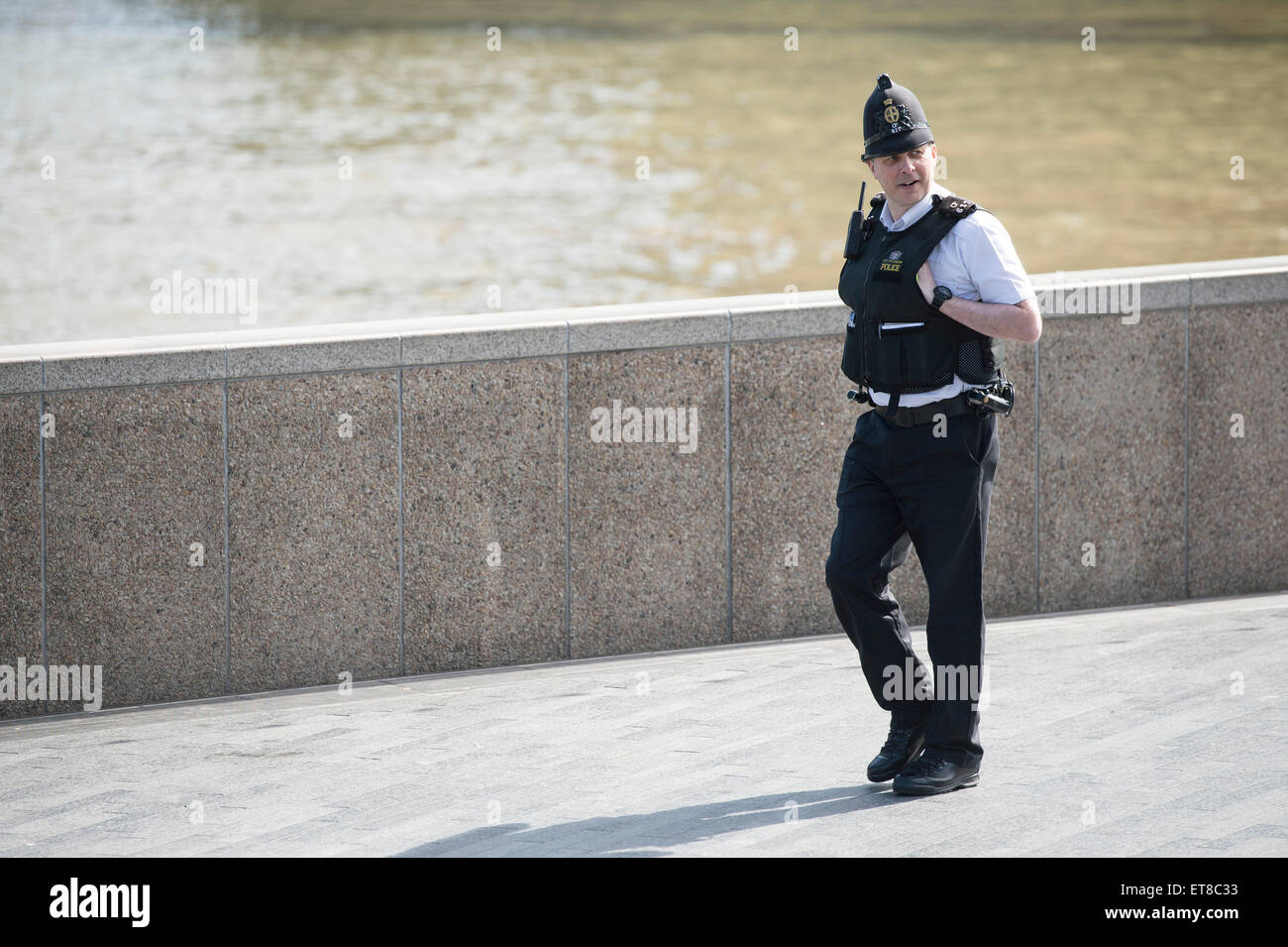 Eine Stadt von London Polizist patrouilliert entlang dem Fluss Thames Embankment Stockfoto