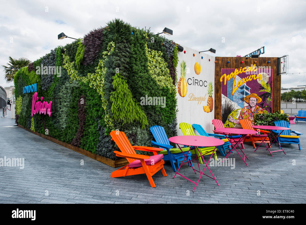 London Riviera Pop Up Restaurant direkt neben dem Rathaus in London mit bunten Liegestühlen und gefälschte Krokodil Tisch mit Blick auf die Stadt Stockfoto