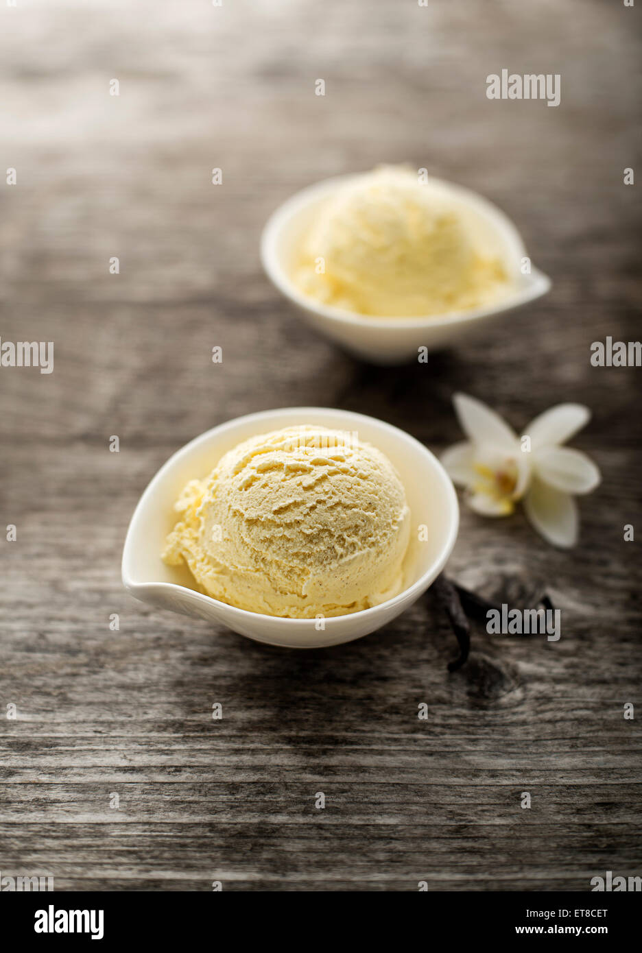 Vanille-Eis auf einem hölzernen Hintergrund hautnah Stockfoto