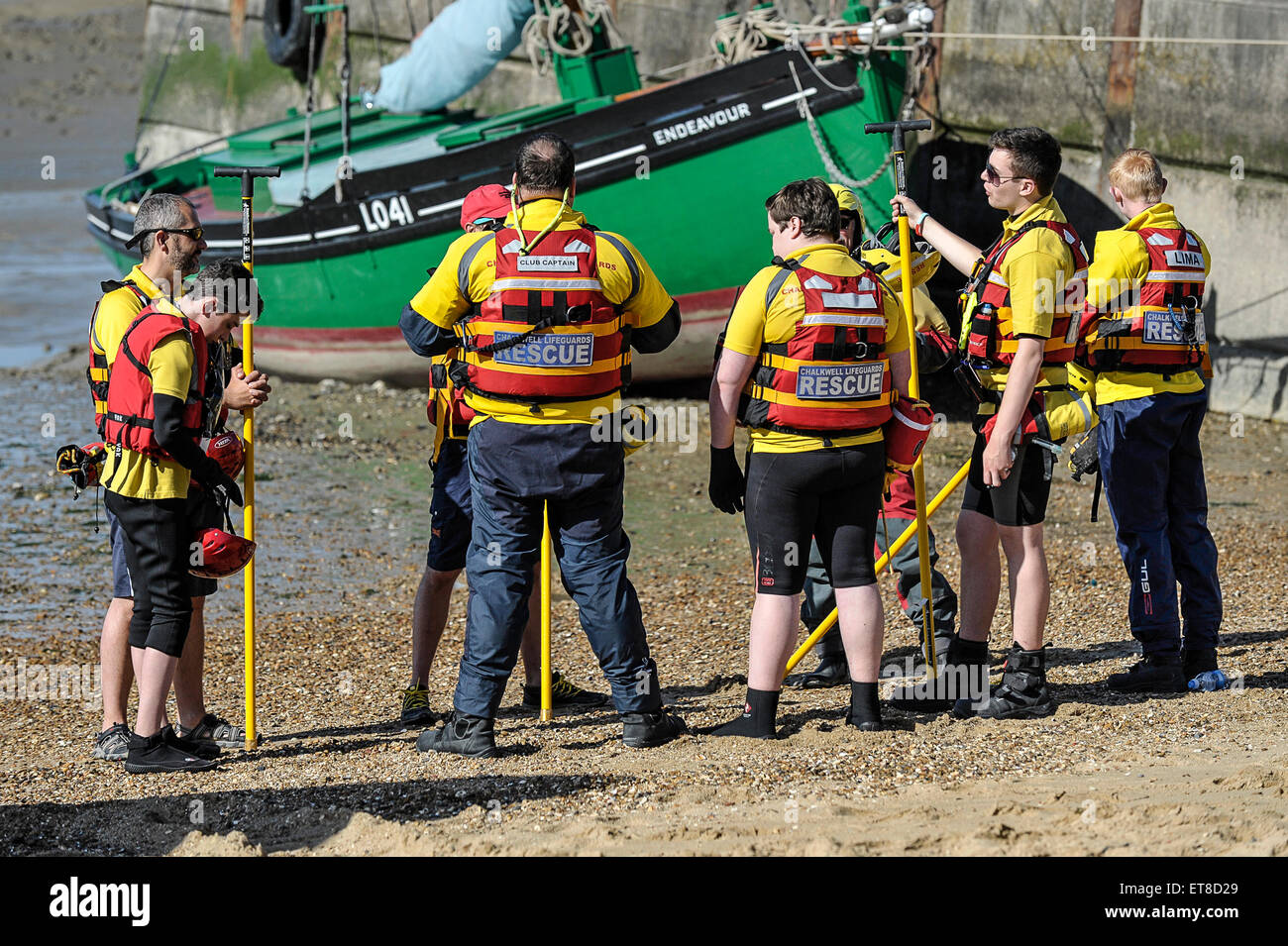 Chalkwell Rettungsschwimmer besuchen eine Sicherheitseinweisung am Strand von Leigh on Sea in Essex. Stockfoto