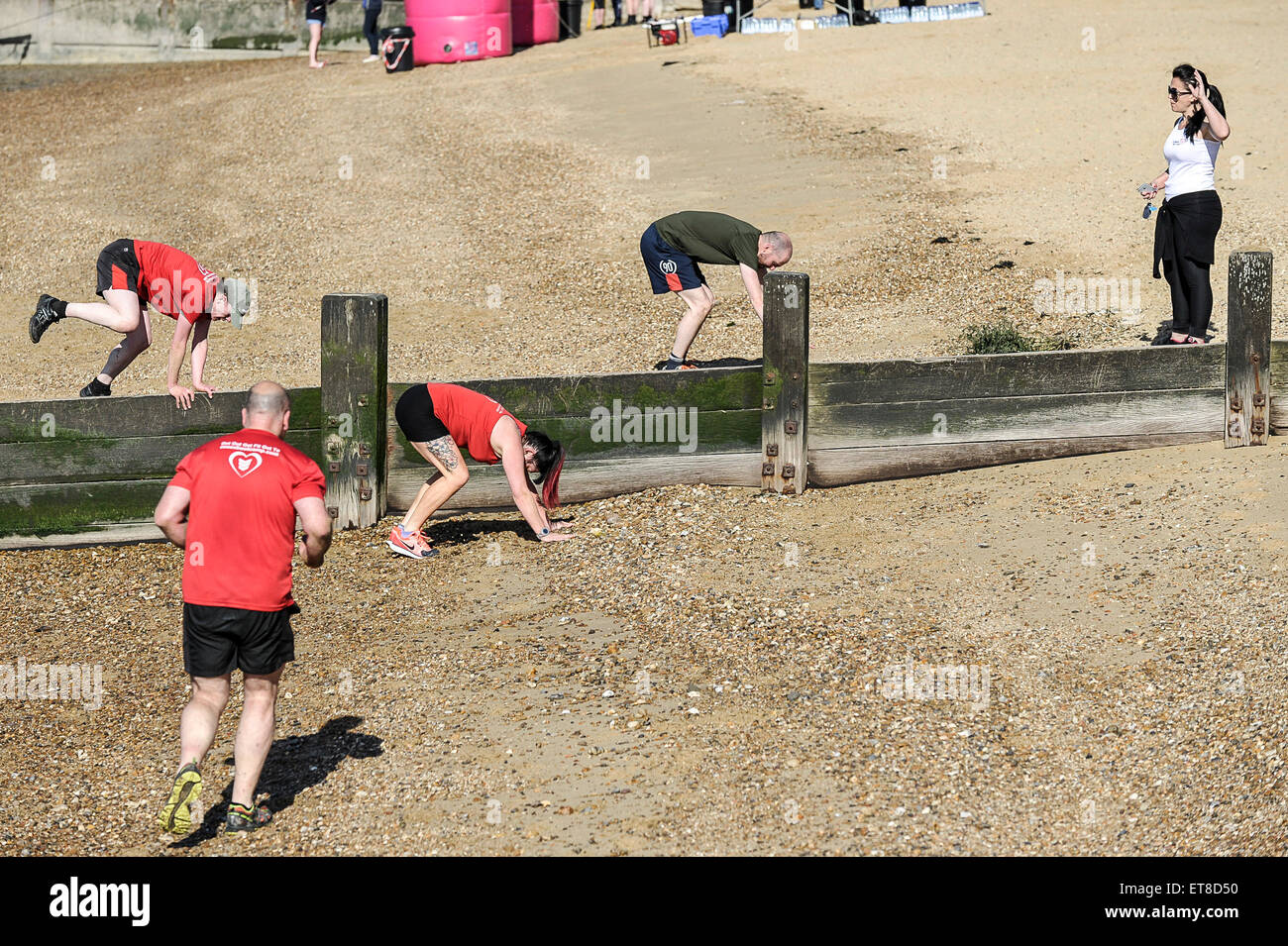 Ein Fitness Bootcamp am Strand von Leigh on Sea in Essex. Stockfoto