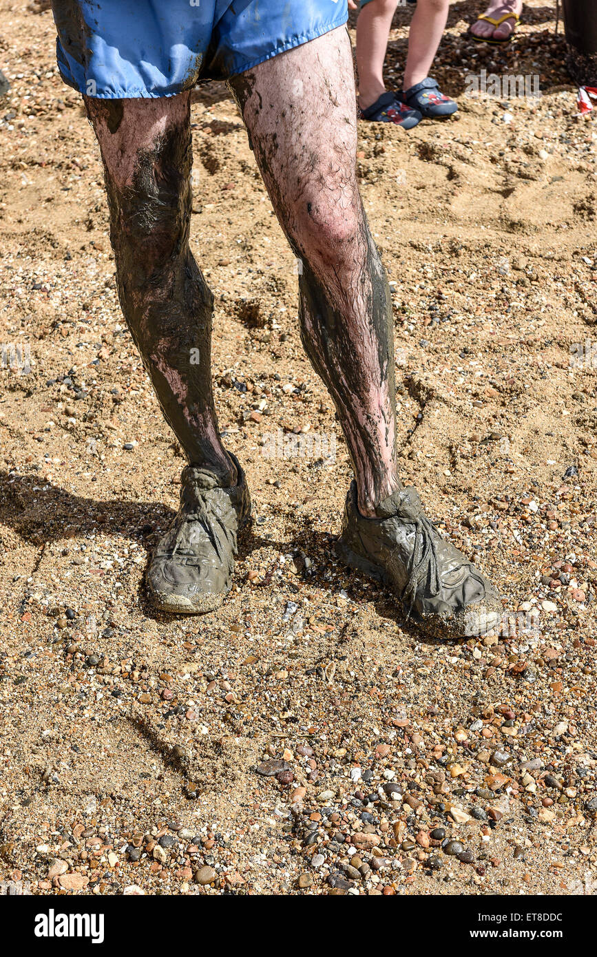 Die schlammigen Beine eines Läufers. Stockfoto