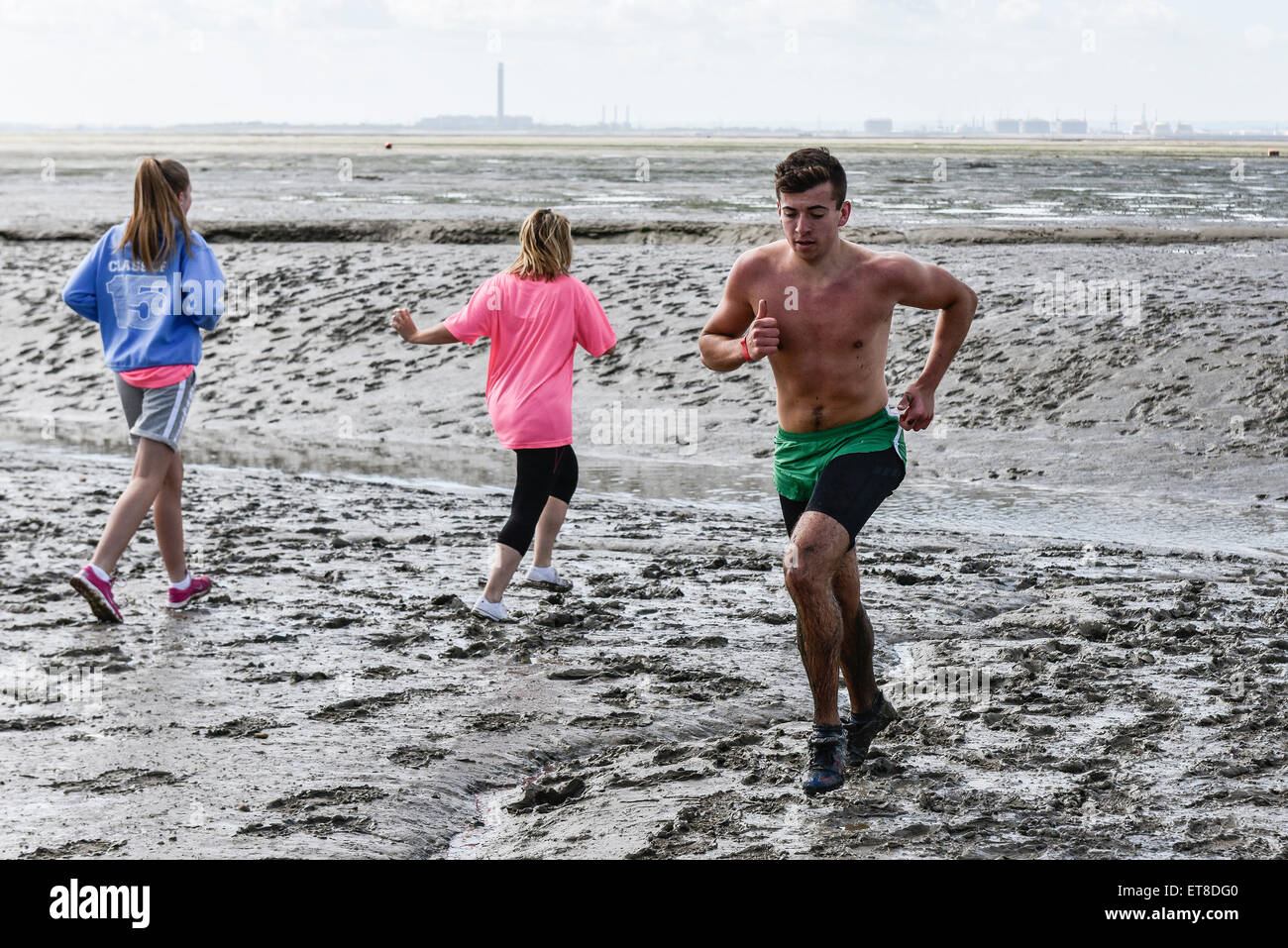 Einer der führenden Läufer kurz vor dem Abschluss in der jährlichen "Insel zu Insel Mud Run". Stockfoto