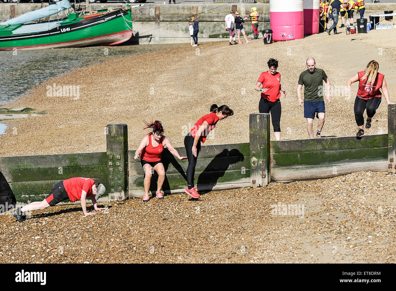 Ein Fitness Bootcamp am Strand von Leigh on Sea in Essex. Stockfoto