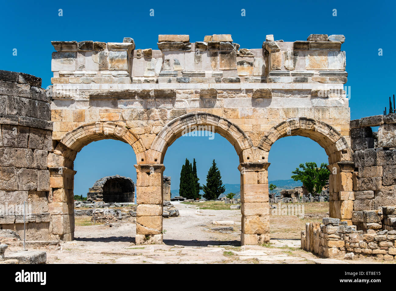Domitian Tor und Hauptstraße in Hierapolis Pamukkale, Türkei Stockfoto
