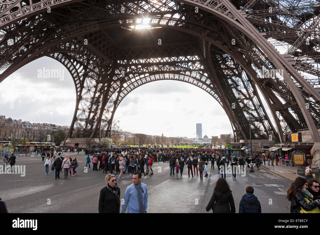 Touristen am Eiffelturm, Paris, Frankreich Stockfoto