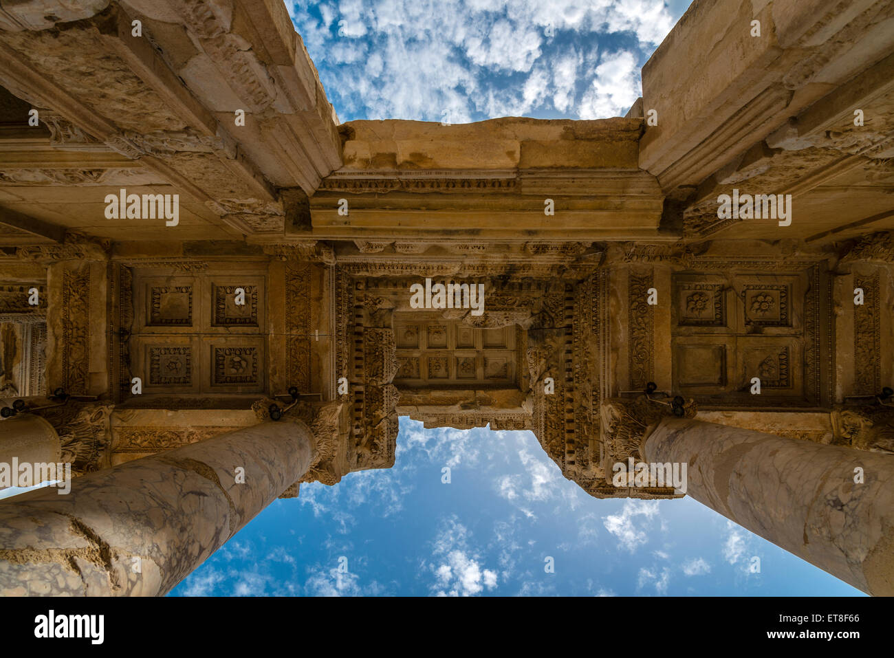 Niedrigen Winkel Ansicht der Celsusbibliothek, Ephesus, Izmir, Türkei Stockfoto