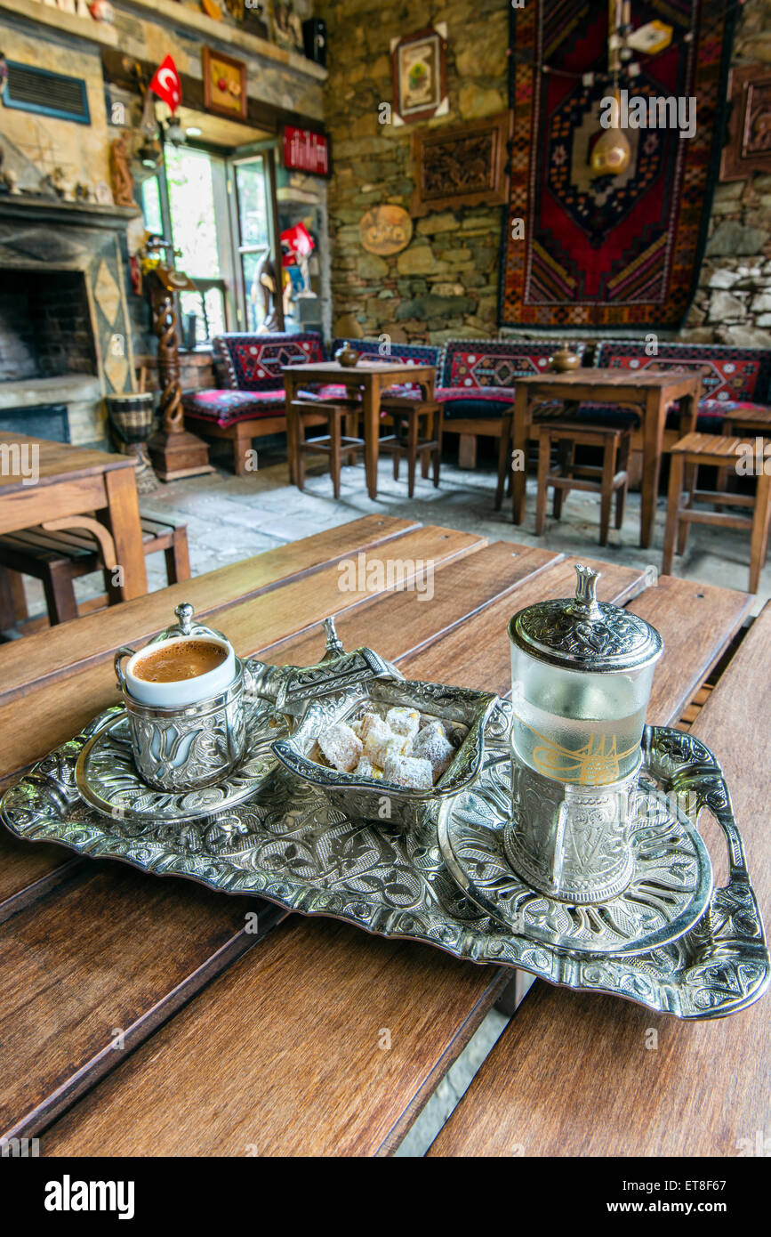 Türkischer Kaffee und traditionelle türkische Spezialitäten serviert auf Silber Set, Sirince, Izmir, Türkei Stockfoto