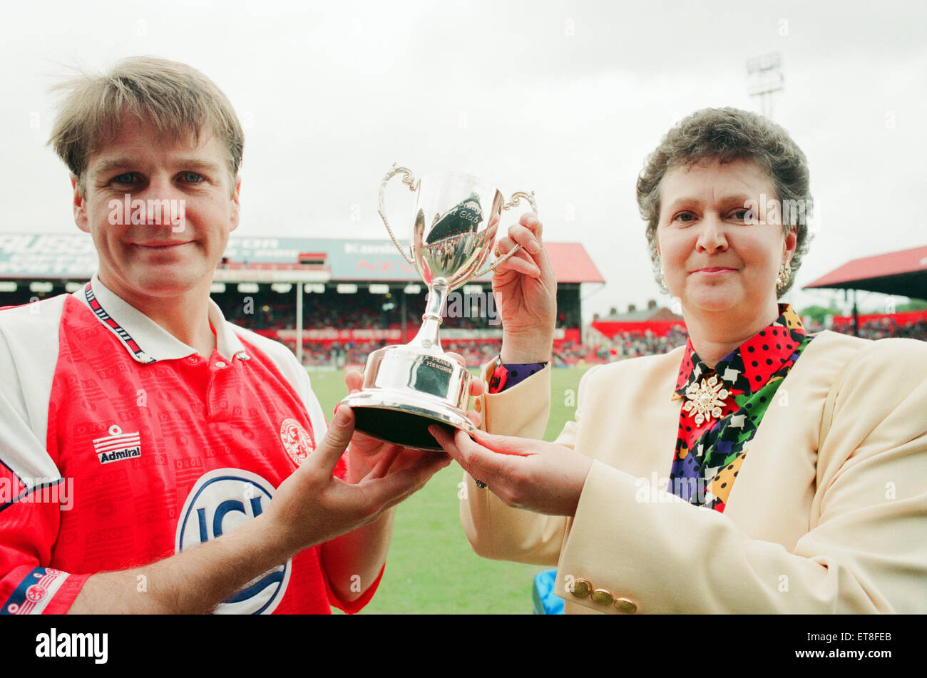John Hendrie, Middlesbrough Football-Spieler 1990-1996, erhält den David Bingham Memorial Award für Boro-Player des Jahres, wie von der Gazette Eric Paylor von Pat Bingham im Ayresome Park, 9. Mai 1993 ausgewählt sein. Stockfoto