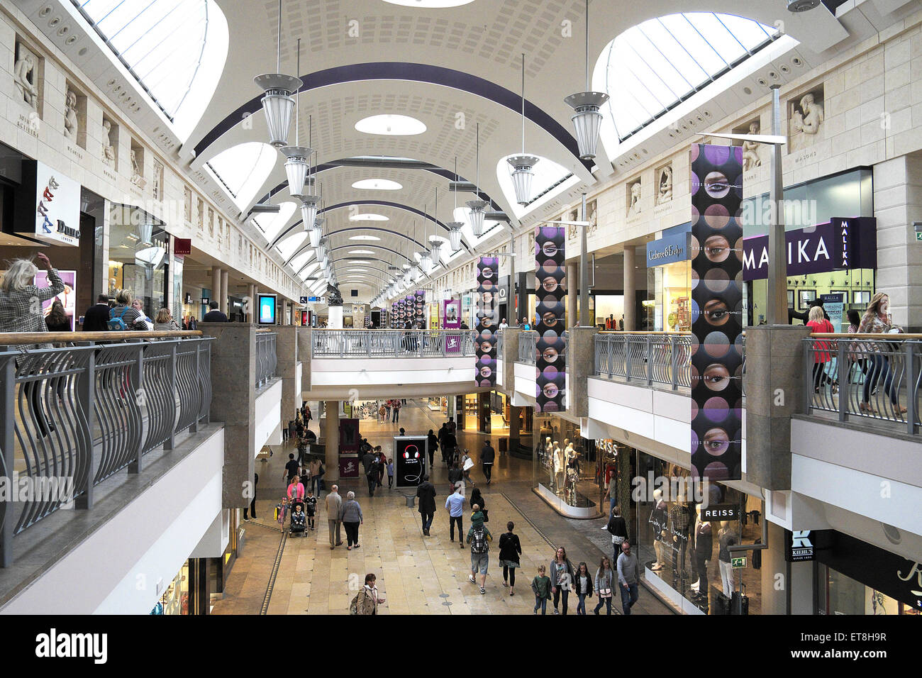 Das Innere des Bluewater Shopping Center Mall in Kent in Großbritannien. Stockfoto