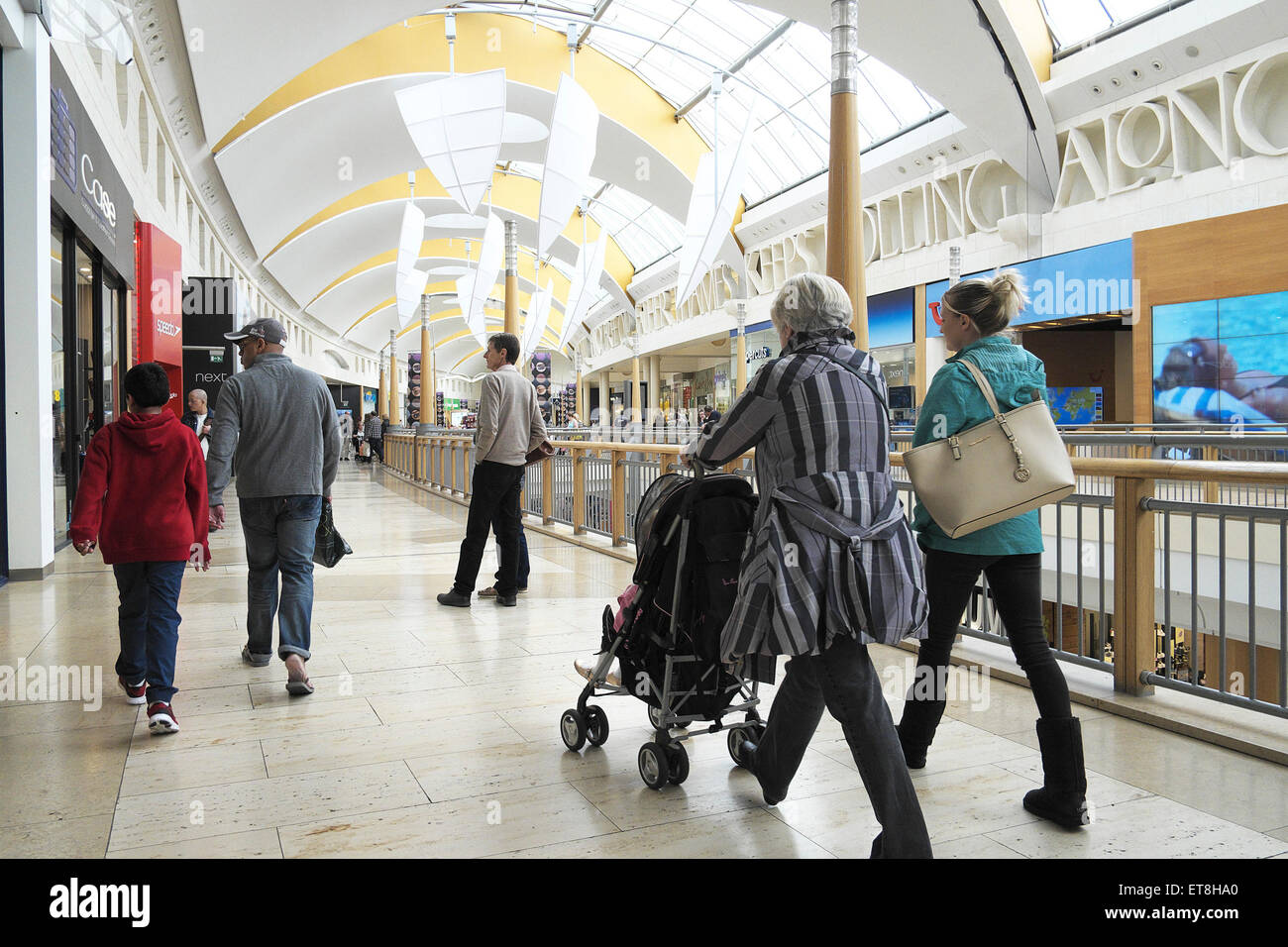 Das Innere der Bluewater Shopping Centre in Kent. Stockfoto