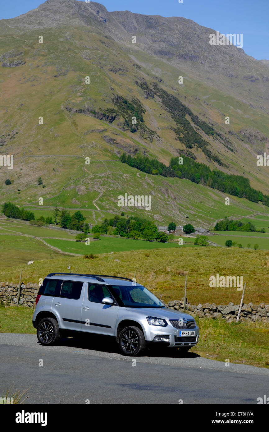 Skoda Yeti geparkt am Straßenrand mit Blick auf die Lakeland fells Stockfoto