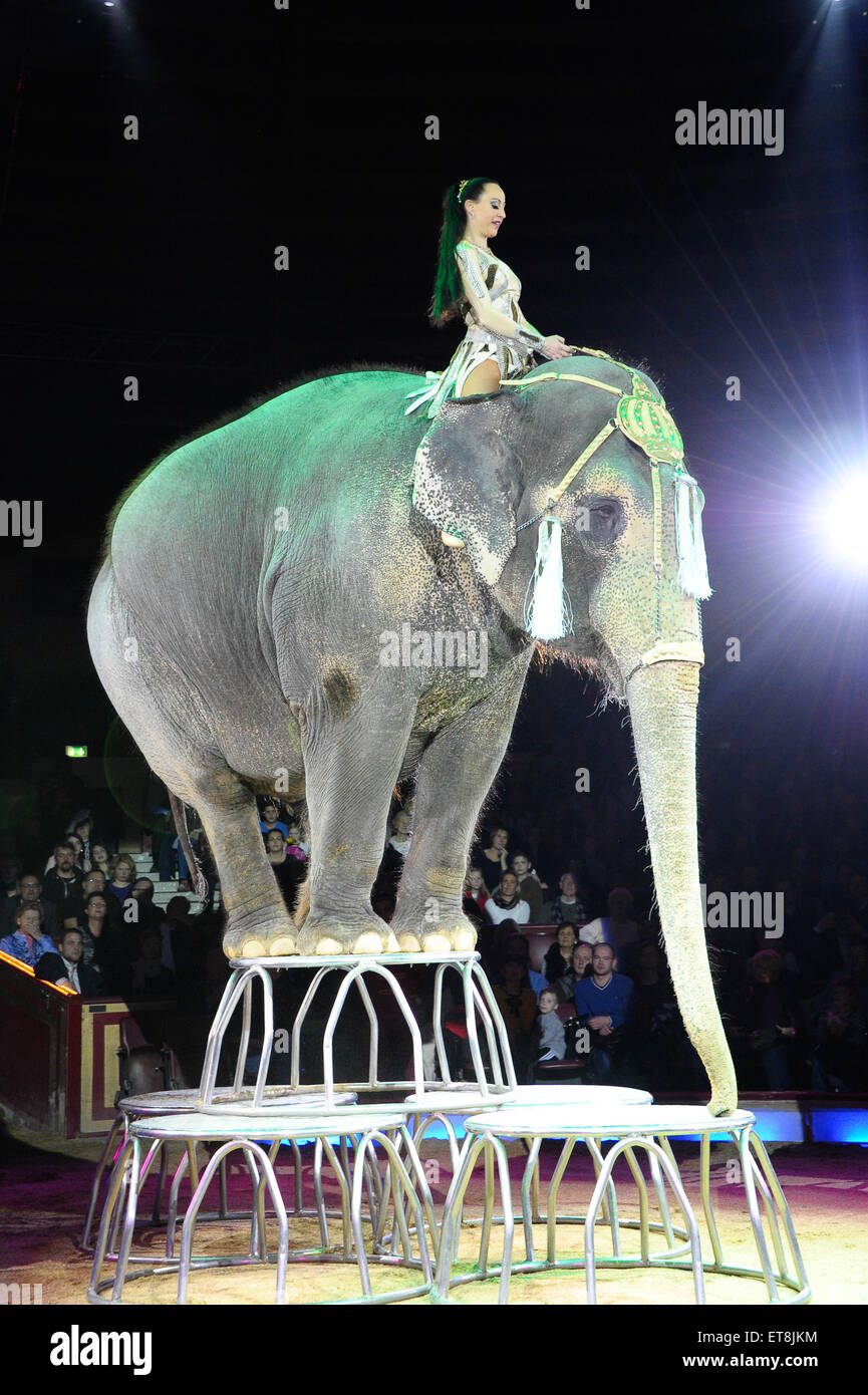 Premiere von der Winter-Programm des Circus Krone mit: Jana Mandana Mit Elefantendame Bara wo: München, Deutschland: Kredit-26. Dezember 2014: Franco Gulotta/WENN.com Stockfoto