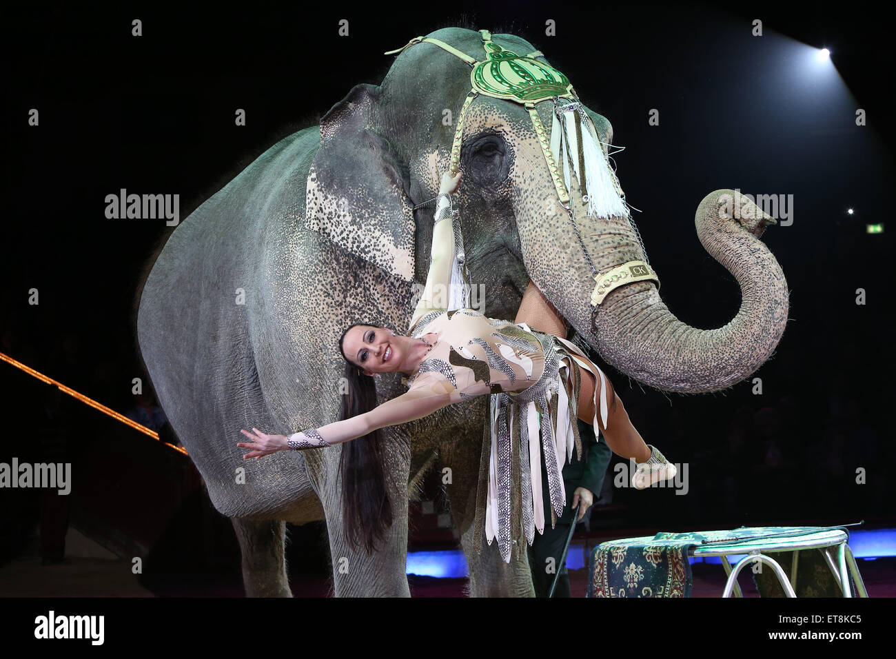 Premiere von der Winter-Programm des Circus Krone mit: Jana Mandana Mit Elefantendame Bara wo: München, Deutschland: Kredit-26. Dezember 2014: Franco Gulotta/WENN.com Stockfoto