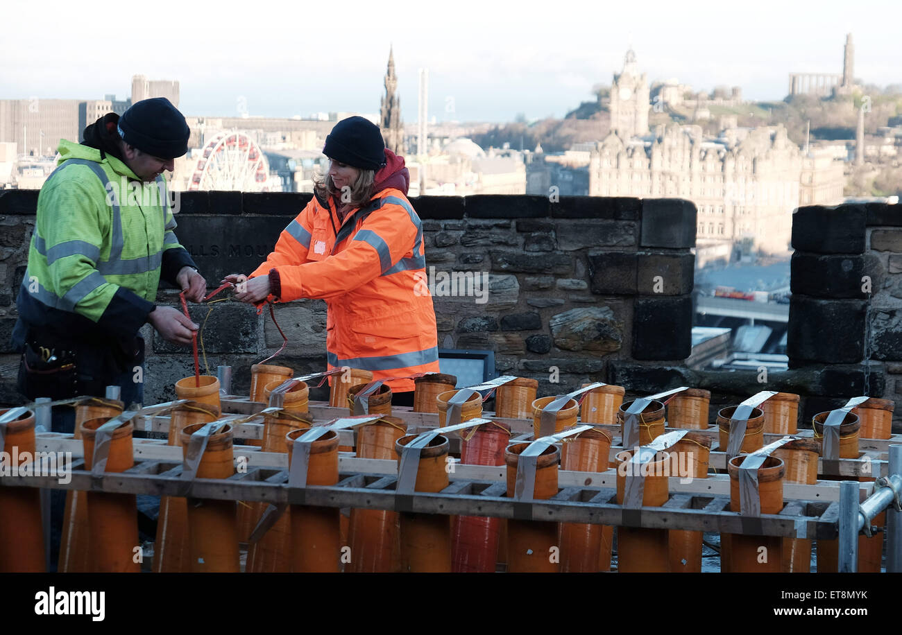 Shaun Gibson von Titan Feuerwerk (grüne Jacke) und Sarah Gardner (orange Jacke) Feuerwerk Manager von Edinburgh Hogmanay eingerichtet das Feuerwerk für die Feiern des neuen Jahres am Edinburgh Castle.  Mitwirkende: Shaun Gibson, Sarah Gardner wo: Edinburgh, Vereinigtes Königreich bei: 29. Dezember 2014 Credit: WENN.com Stockfoto