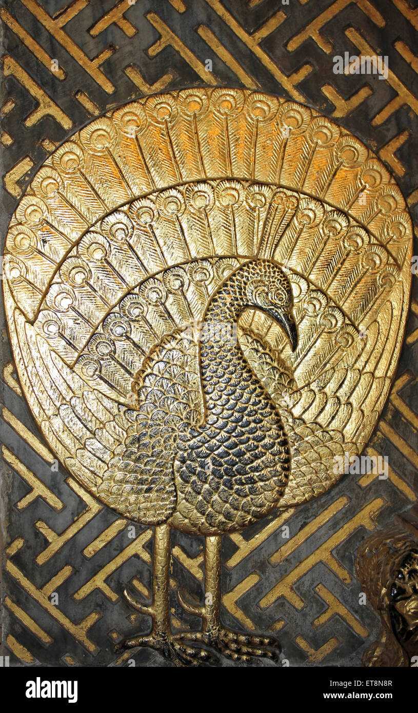 Peacock Metallarbeiten an einer Tür im Tempel Wat Pho, Thailand Stockfoto