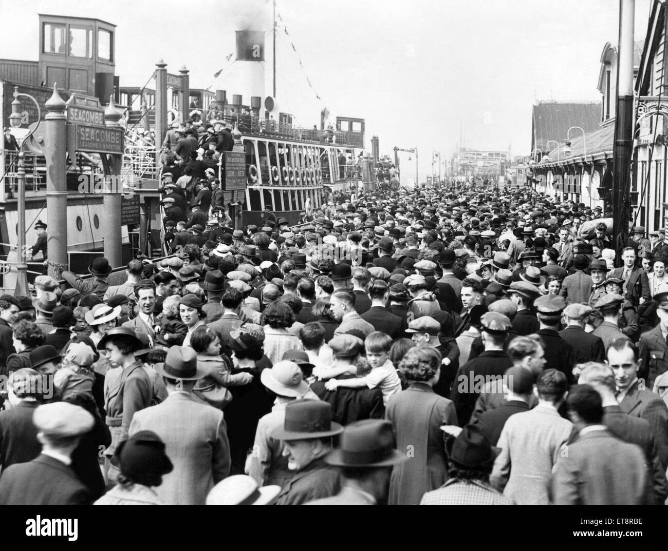 Urlauber auf die Landung Bühne und Fähre Boote für New Brighton geleitet. Molenkopf, Liverpool, Merseyside. 18. Mai 1937 Stockfoto