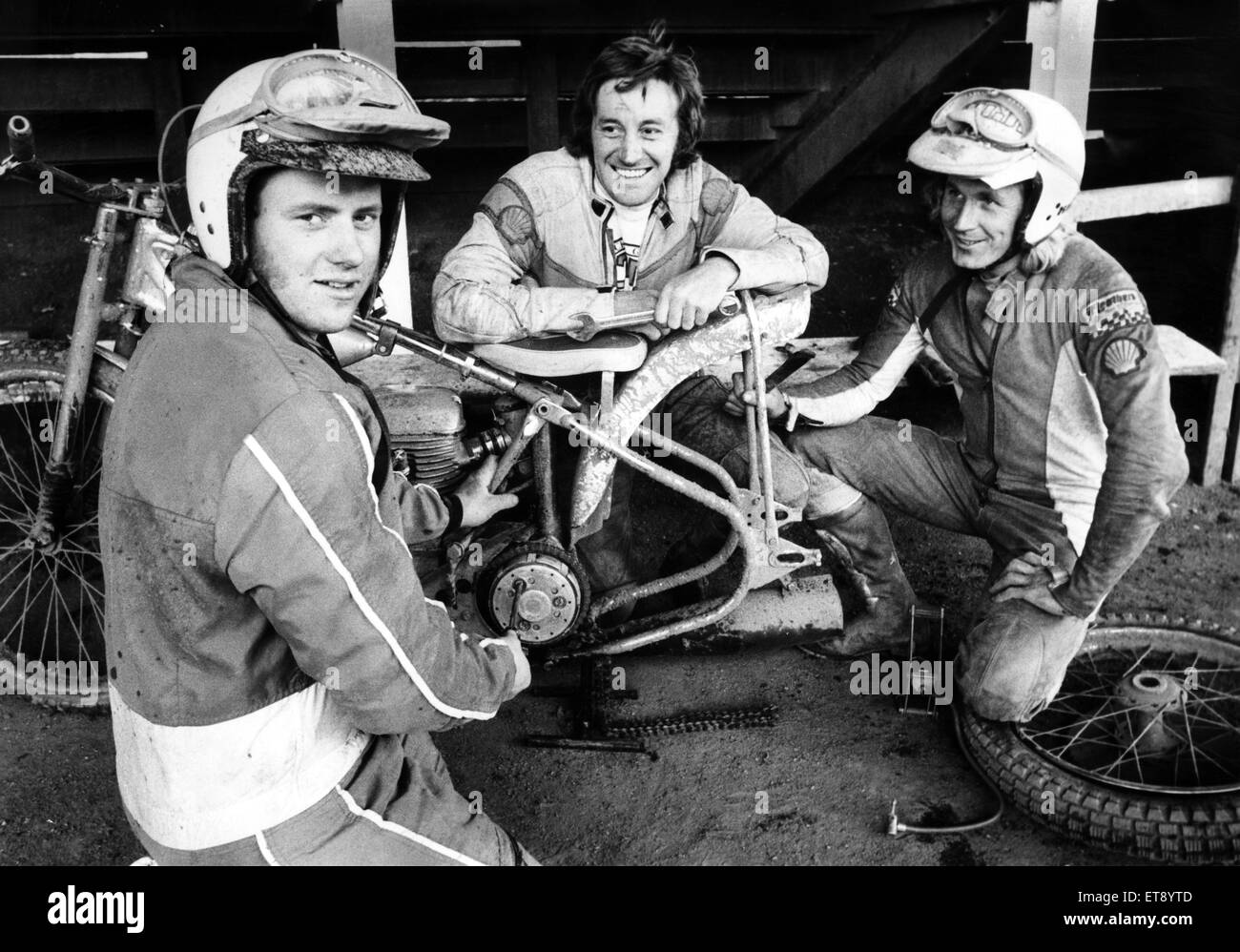 Superbike-Fahrer im Belle Vue. Studien-Fahrer Martin Lapkin (links) und Malcolm Rathmell (rechts) Join Straße Rennen Ace Mick Grant für ein Übungsbeispiel Speedway am Belle Vue, Manchester Weltmeister. 3. Oktober 1978. Stockfoto