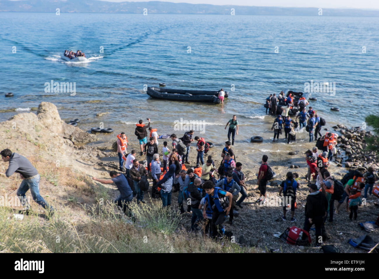 Flüchtlinge aus Syrien und Afghanistan erreichen das Ufer von der griechischen Insel Lesbos nach Überquerung in Flöße aus der Türkei Stockfoto