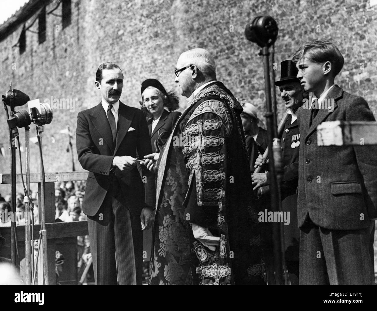 John Crichton-Stuart, 5. Marquess of Bute, Geschenke Cardiff Castle an der Cardiff, 13. September 1947. Im Bild die Übergabe des Schlüssels zum Schloss der Oberbürgermeister von Cardiff. Stockfoto
