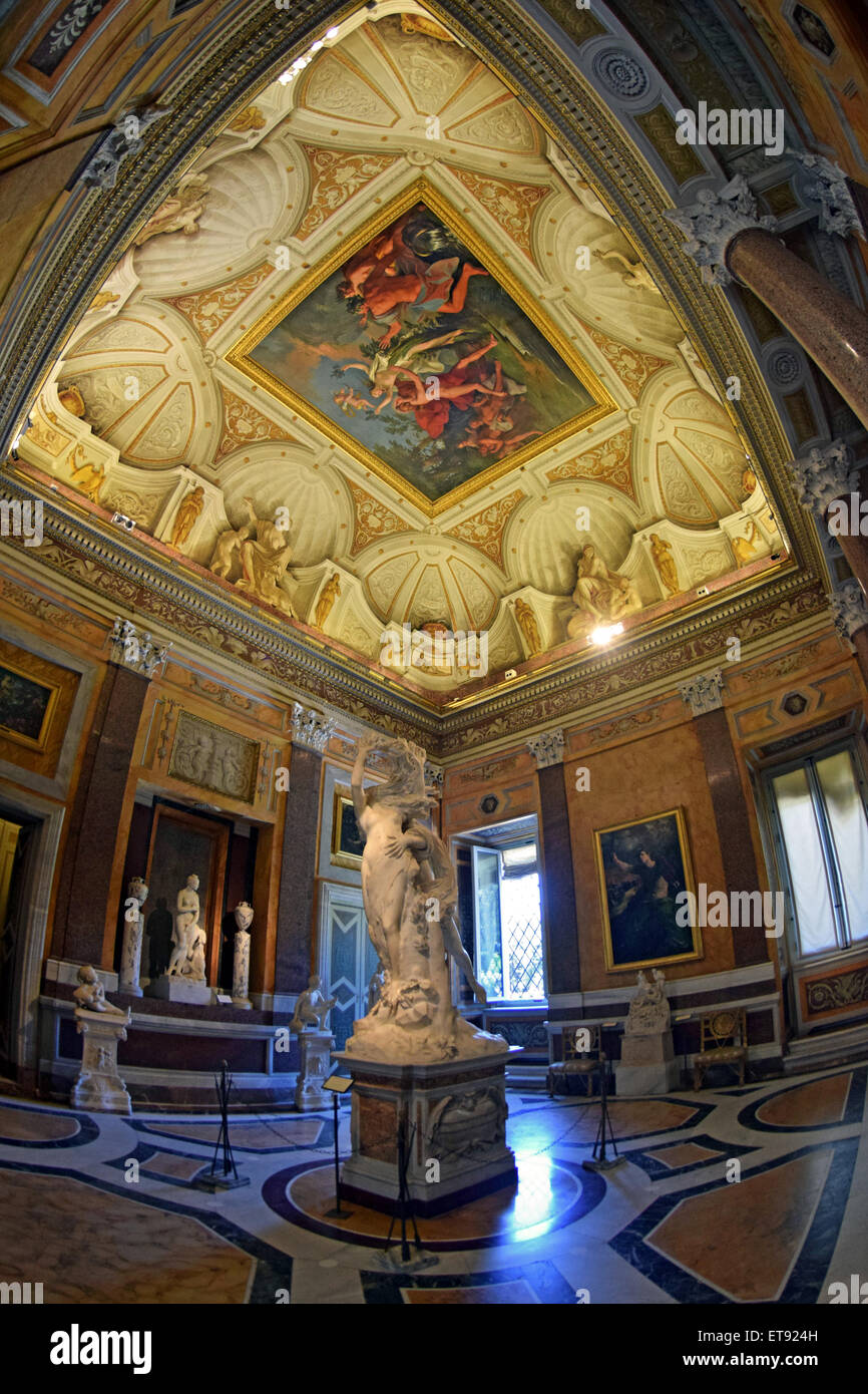 Ein Zimmer in der Galleria Borghese in Rom mit Blick auf eine reich verzierte Decke & eine Skulptur von Bernini. Stockfoto