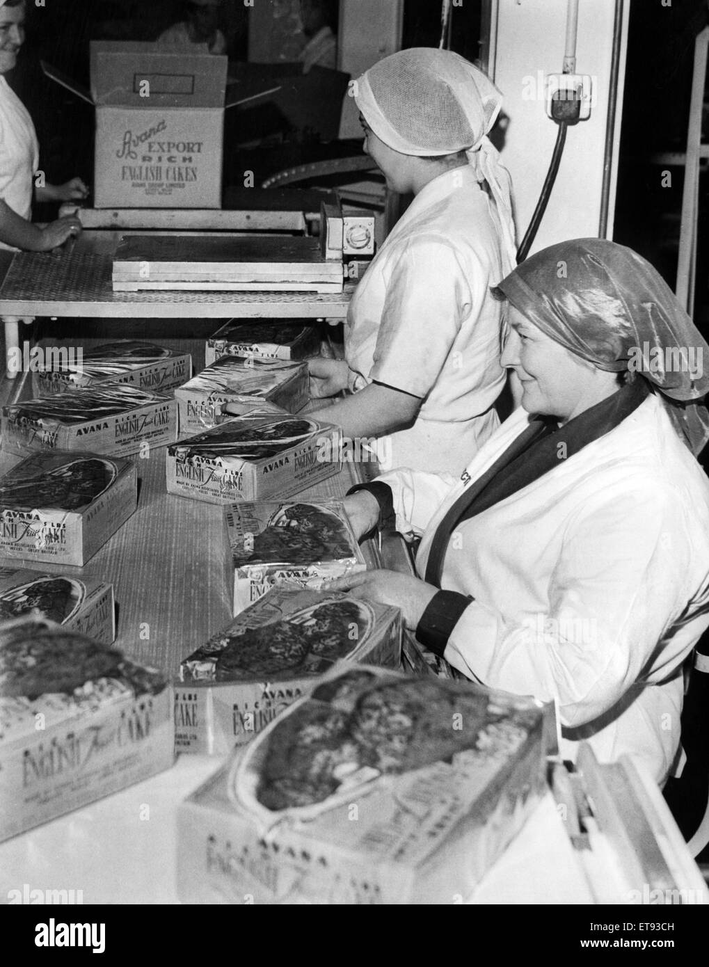 Frau M Ireland (rechts) und Miss I Pesticcio bei der Arbeit auf dem Export-Kuchen-Band in der Avana Bäckerei, Cardiff. 20. Januar 1965. Stockfoto